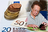 Pensionist zählt sein Bargeld © Gina Sanders.Fotolia.com
