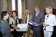 Bundesleitung Pensionisten überreicht NR-Präsidentin Mag. Barbara Prammer Petition zum Alleinverdiener Absetzbetrag - Foto: Josef Strassner